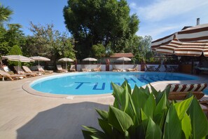 Outdoor pool, pool umbrellas, sun loungers - Yeni Doga Hotel (Ortaca)