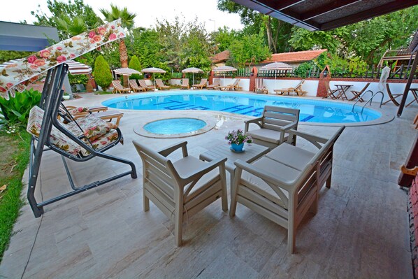 Outdoor pool, pool umbrellas, sun loungers - Yeni Doga Hotel (Ortaca)