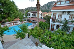 Outdoor pool, pool umbrellas, pool loungers - Yeni Doga Hotel (Ortaca)