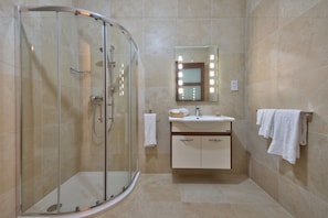 Comfort Apartment, 2 Bedrooms, 2 Bathrooms | Bathroom | Free toiletries, hair dryer, towels - First Class Apartments Ta Martin by G&G (St. Paul's Bay)