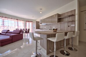Comfort Apartment, 3 Bedrooms, 2 Bathrooms | Private kitchen | Fridge, microwave, oven, stovetop - First Class Apartments Ta Martin by G&G (St. Paul's Bay)
