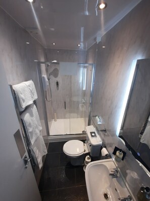 Nr.9/10 - Family Suite 3rd Floor (Double and Twin Room) with Seaview | Bathroom | Free toiletries, hair dryer, towels - Hen-Dy B&B (Llandudno)