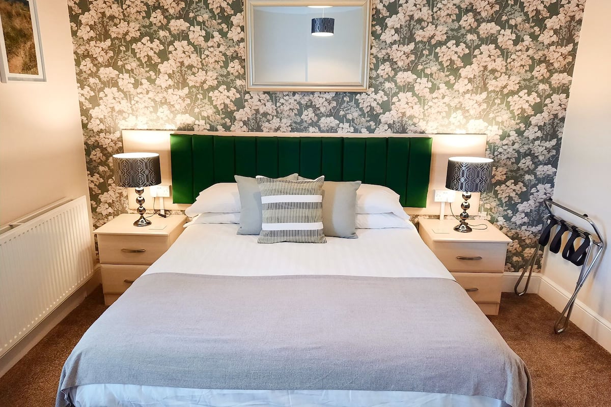 Nr.8 - Double 2nd Floor with Rear View | Desk, iron/ironing board, free WiFi, bed sheets