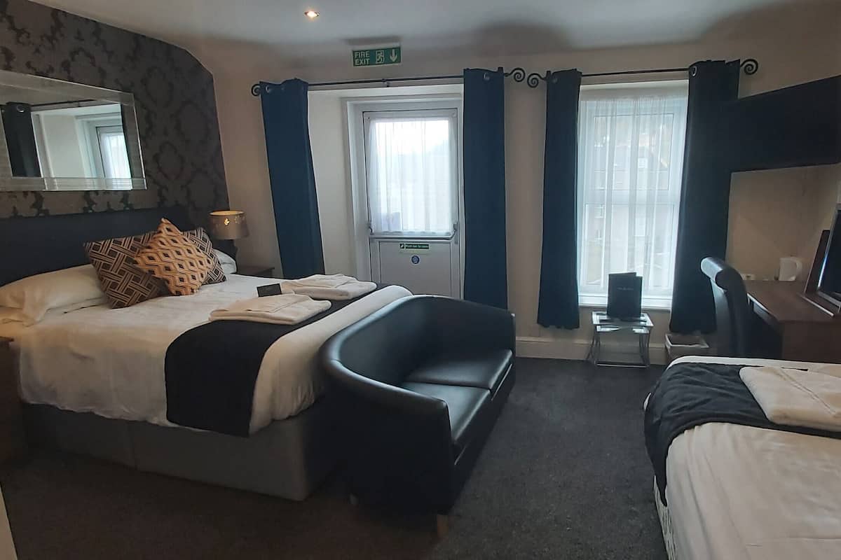 Nr.11 - Double / Triple 3rd Floor with Rear and Mountain View | Desk, iron/ironing board, free WiFi, bed sheets