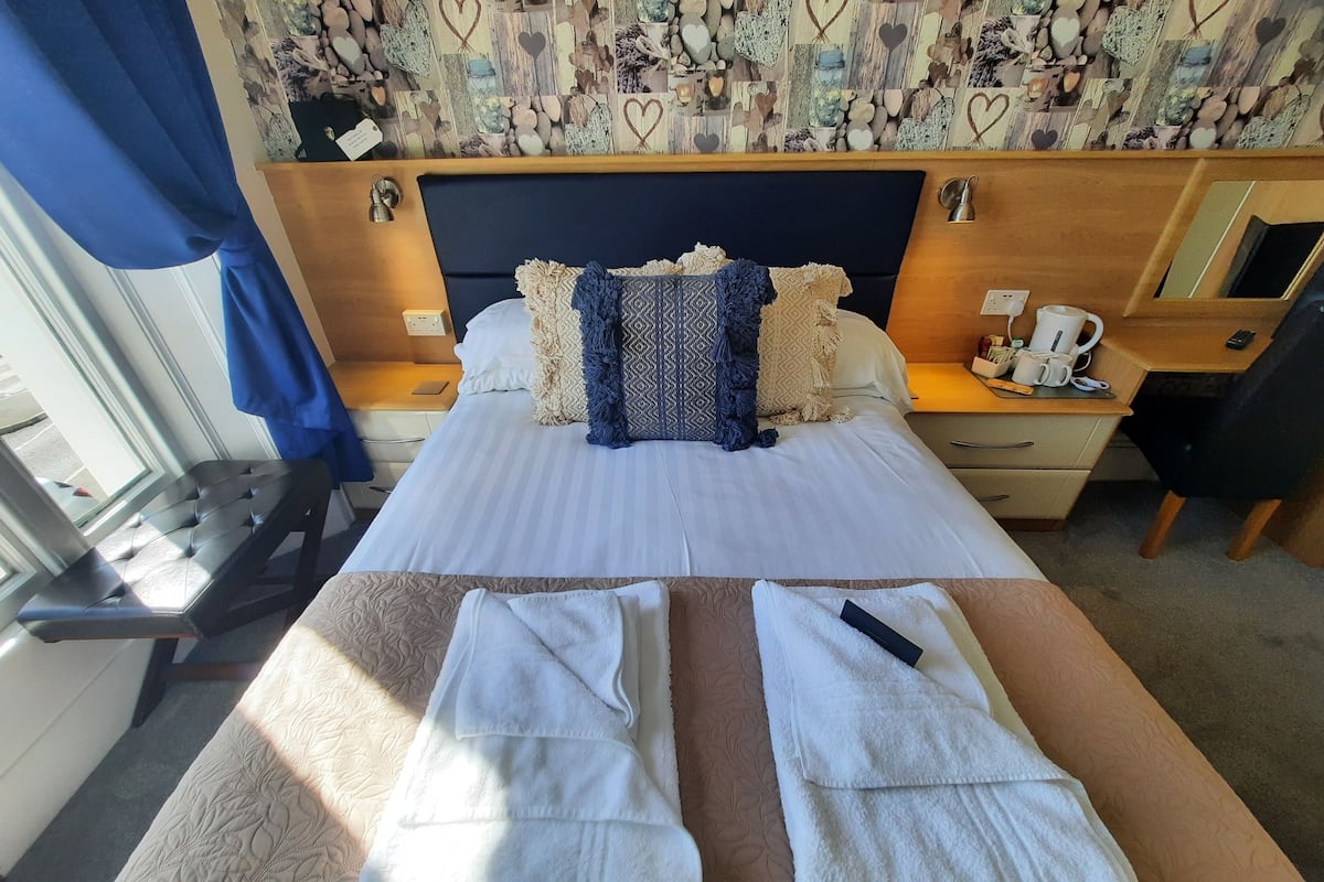 Nr.2 - Cosy Double 1st Floor with Seaview | Desk, iron/ironing board, free WiFi, bed sheets