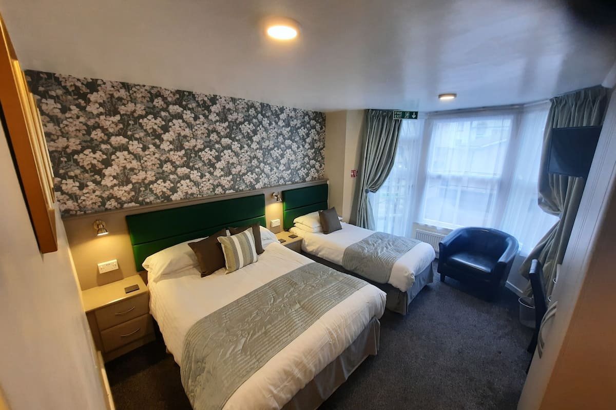 Nr.1 - Double / Triple 1st Floor with Rear and Mountain View | 책상, 다리미/다리미판, 무료 WiFi, 침대 시트