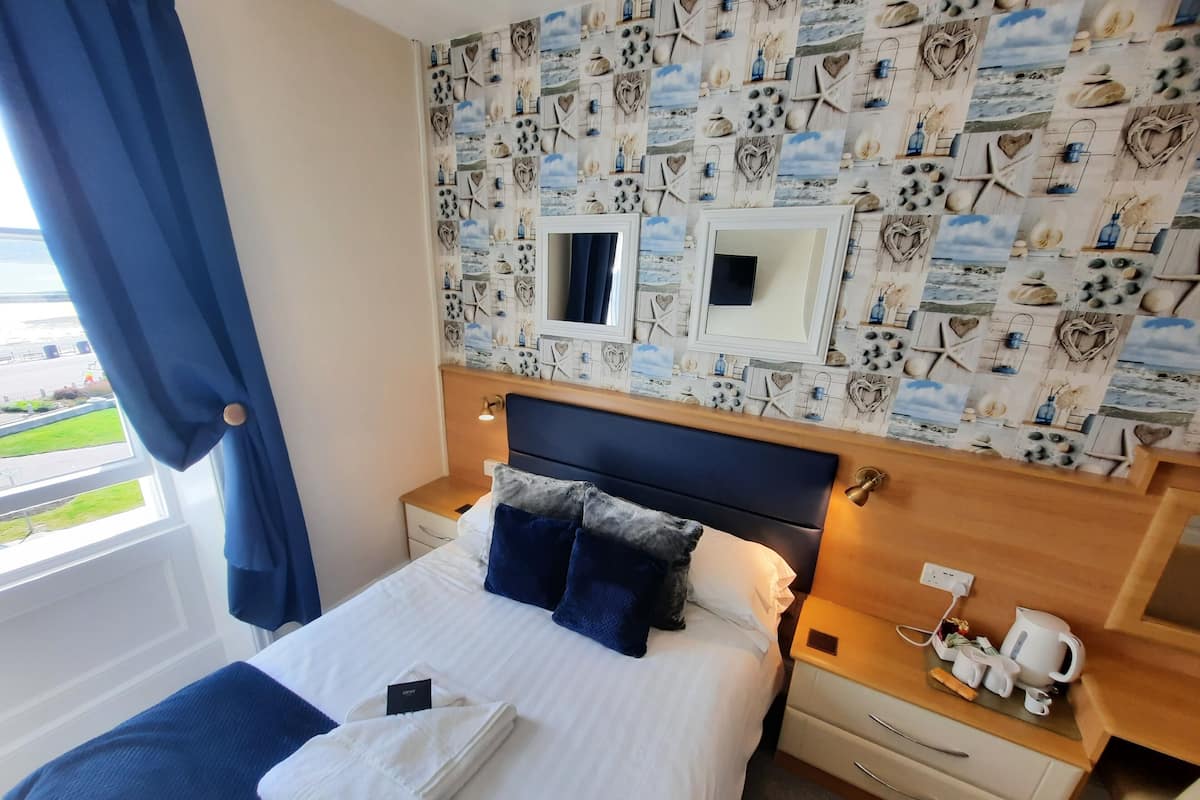 Nr.6 - Cosy Double 2nd Floor with Seaview | Desk, iron/ironing board, free WiFi, bed sheets