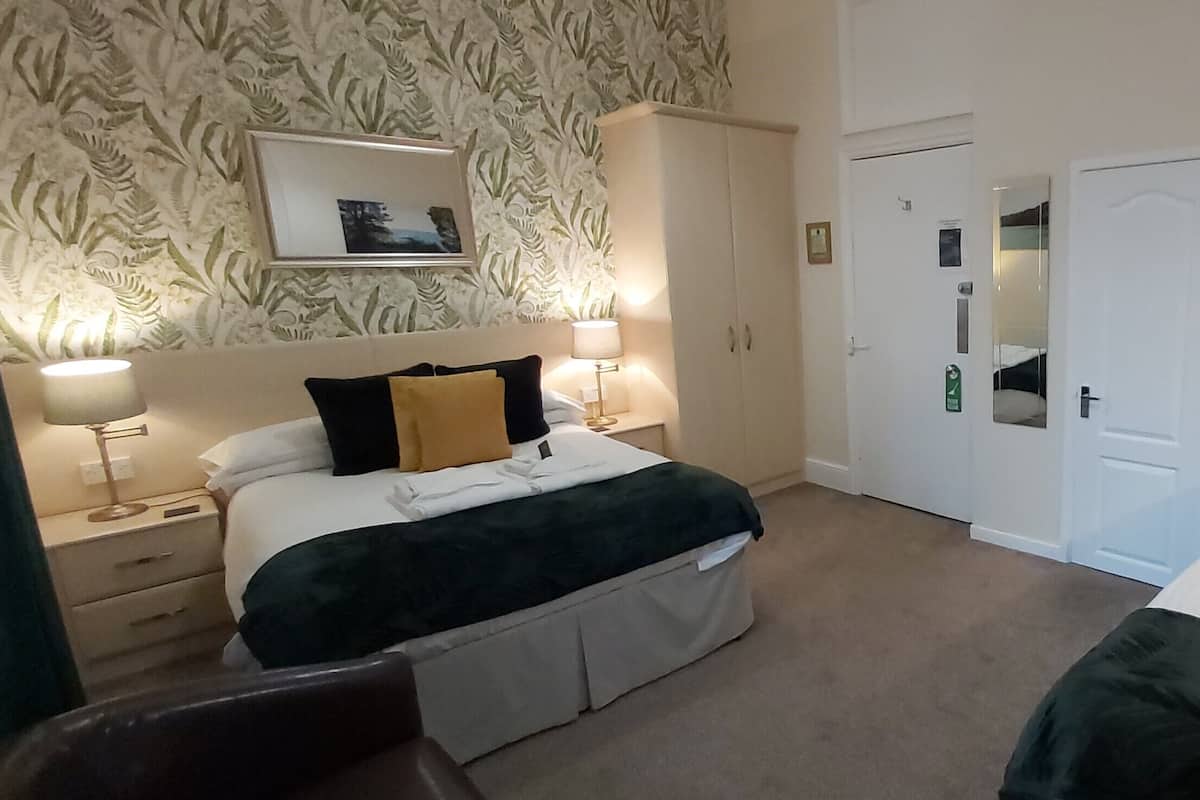 Nr.4 - Double / Triple 1st Floor with Rear View | Desk, iron/ironing board, free WiFi, bed sheets