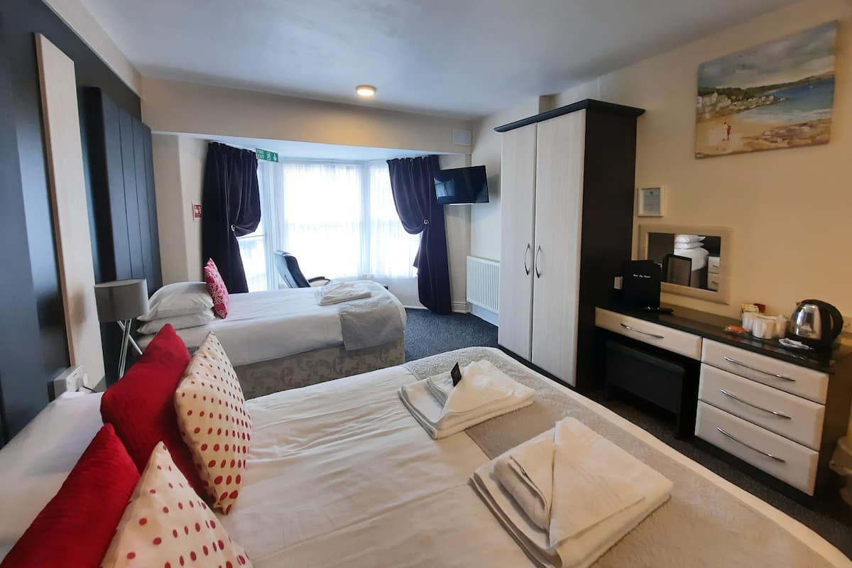 Nr.5 - Double / Triple 2nd Floor - with Rear and Mountain View | Desk, iron/ironing board, free WiFi, bed sheets