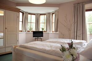 Tweepersoonskamer, balkon | Verduisterende gordijnen, babybedden, gratis wifi