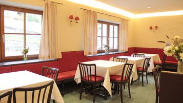 Bao gồm bữa sáng buffet hàng ngày