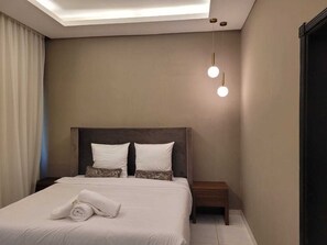 Caja de seguridad en la habitación y tabla de planchar con plancha