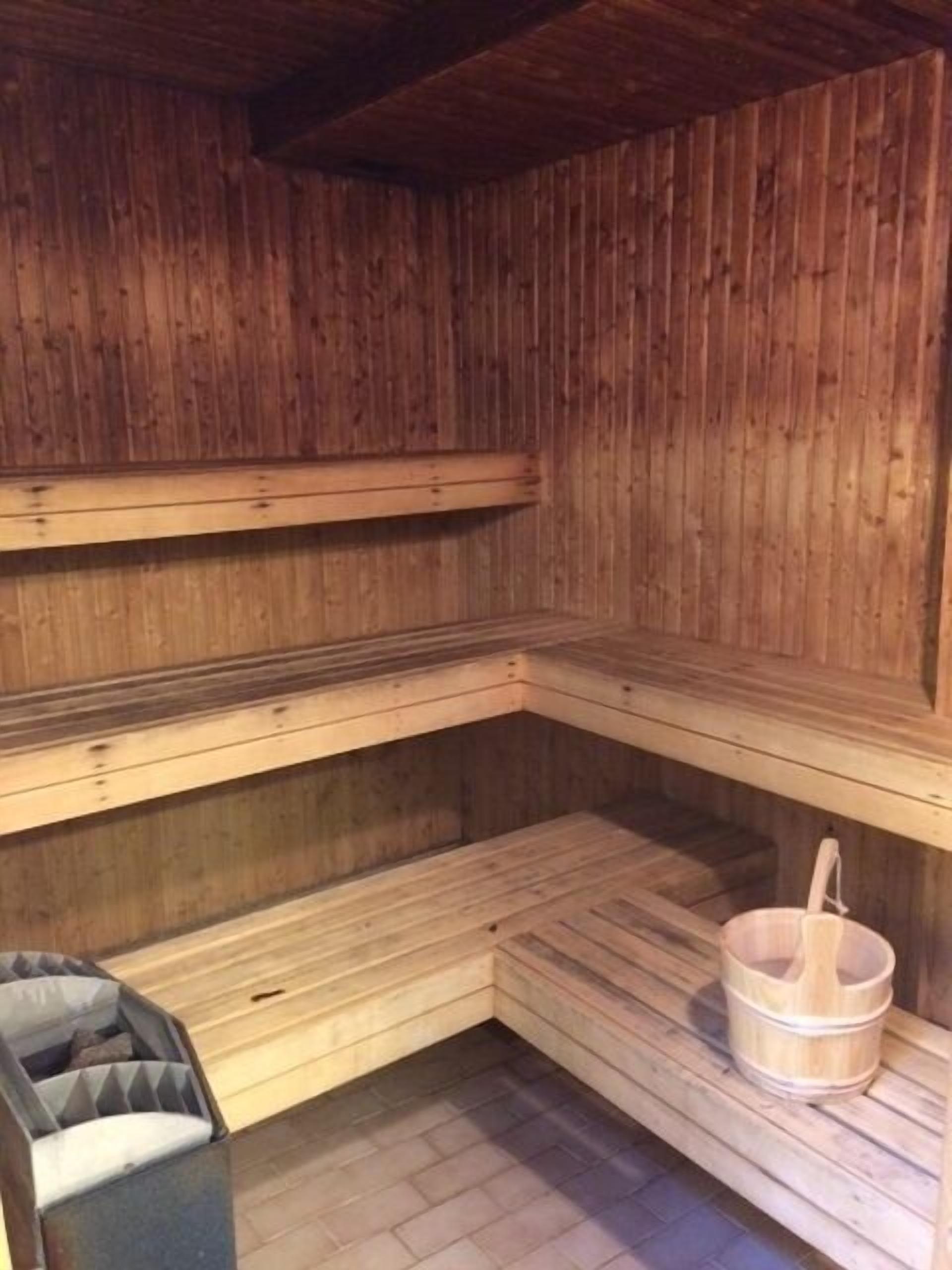 Een sauna met houten wanden en banken.