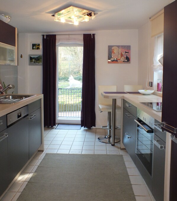 Rumah, 2 kamar tidur, Bebas Asap Rokok, pemandangan kebun | Dapur pribadi | Lemari es, oven, kompor, dan mesin pencuci piring