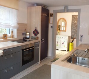 Rumah, 2 kamar tidur, Bebas Asap Rokok, pemandangan kebun | Dapur pribadi | Lemari es, oven, kompor, dan mesin pencuci piring