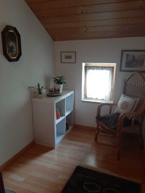 House, 2 Bedrooms, Non Smoking, Garden View | Living area | 81-cm flat-screen TV with cable channels, TV - Ferienhaus Landau (Landau an der Isar)