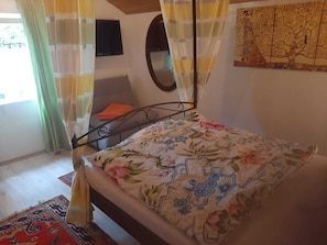 Casa, 2 quartos, para não fumantes, vista para o jardim | Área de estar | TV de tela plana 81 cm com canais a cabo, TV