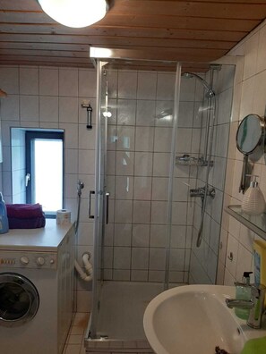 Huis, 2 slaapkamers, niet-roken, uitzicht op tuin | Badkamer | Een douche, een haardroger, handdoeken