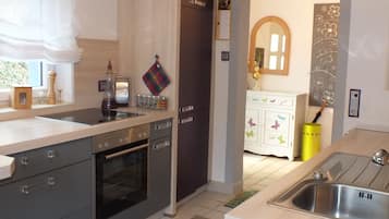 House, 2 Bedrooms, Non Smoking, Garden View | Private kitchen | Fridge, oven, stovetop, dishwasher