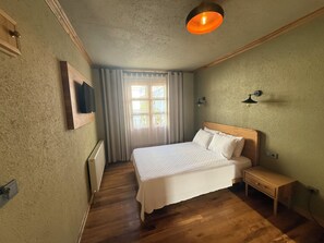 In-room safe, desk, laptop workspace, free WiFi