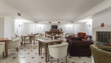 Free daily cooked-to-order breakfast