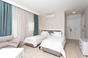 Superior Twin kamer, open haard | Een kluis op de kamer, een bureau, een laptopwerkplek, gratis wifi