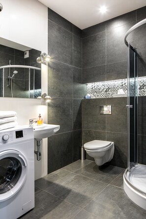 Apartamento Deluxe | Baño | Ducha, secador de pelo y toallas