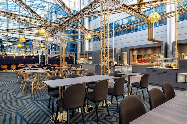 Desayuno buffet diario (EUR 21 por persona)