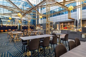 Desayuno buffet diario (EUR 21 por persona)