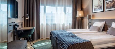 Minibaari, tallelokero huoneessa, työpöytä, äänieristys