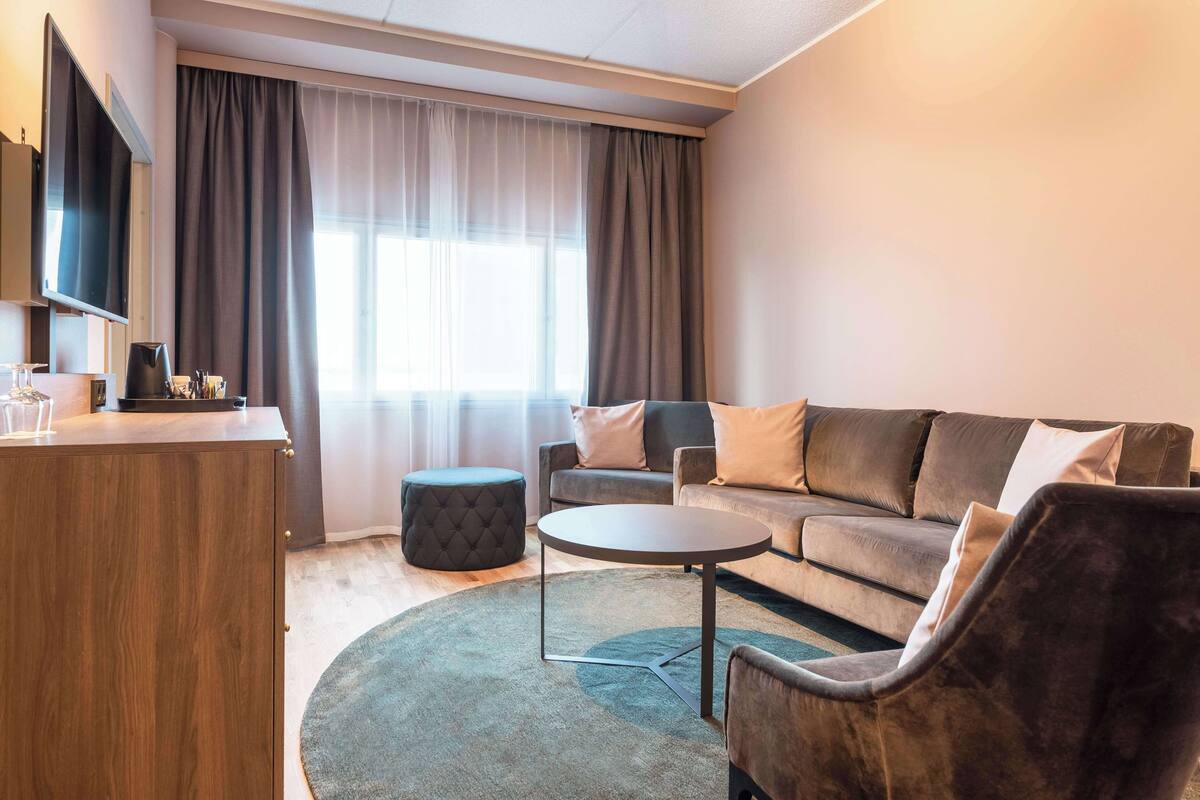 junior suite | minibar, in-room safe, desk, soundproofing