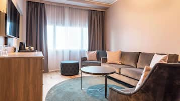 Junior Suite | Minibar, in-room safe, desk, soundproofing