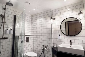 Ilmaiset hygieniatuotteet, hiustenkuivaaja, pyyhkeet