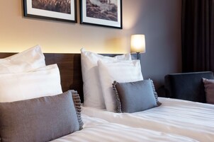 Minibar, caja de seguridad en la habitación y escritorio