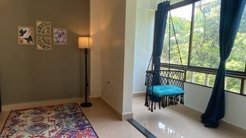 Deluxe-Zimmer, 1 Schlafzimmer, Raucher | Wohnbereich | 32-Zoll-Flachbildfernseher mit Satellitenempfang, Fernseher