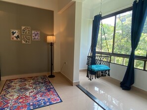 Deluxe-Zimmer, 1 Schlafzimmer, Raucher | Wohnbereich | 32-Zoll-Flachbildfernseher mit Satellitenempfang, Fernseher