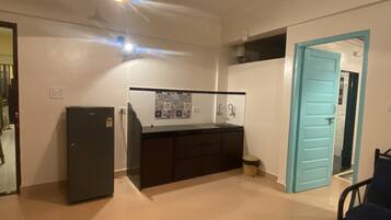 Deluxe-Zimmer, 1 Schlafzimmer, Raucher | Wohnbereich | 32-Zoll-Flachbildfernseher mit Satellitenempfang, Fernseher