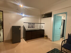 Deluxe-Zimmer, 1 Schlafzimmer, Raucher | Wohnbereich | 32-Zoll-Flachbildfernseher mit Satellitenempfang, Fernseher