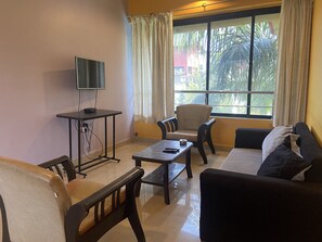 Deluxe-Doppelzimmer, 2 Schlafzimmer | Wohnbereich | 32-Zoll-Flachbildfernseher mit Satellitenempfang, Fernseher