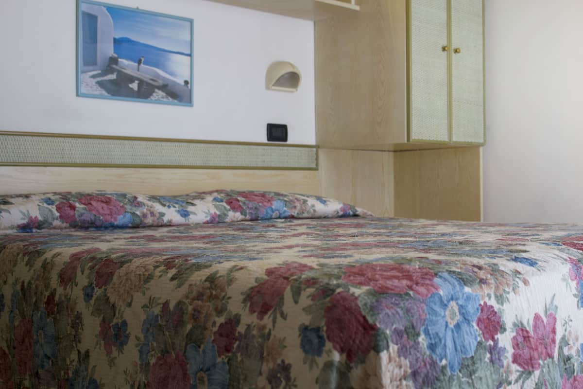 Premium bedding, in-room safe, desk, cots/infant beds