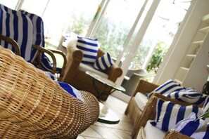 Coin salon dans le hall