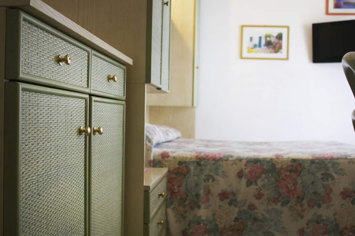 Premium bedding, in-room safe, desk, cots/infant beds