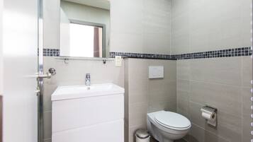 Deluxe Studio Suite | Bathroom | Shower, rainfall showerhead, free toiletries, hair dryer