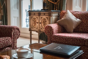 Suite Deluxe, 1 dormitori, no fumadors, cuina | Sala d'estar | Televisor de pantalla plana i reproductor de DVD