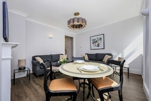 Traditional Apartment, 2 Bedrooms, Non Smoking, Kitchen - 10 Curzon Street Apartments by Mansley (London)
