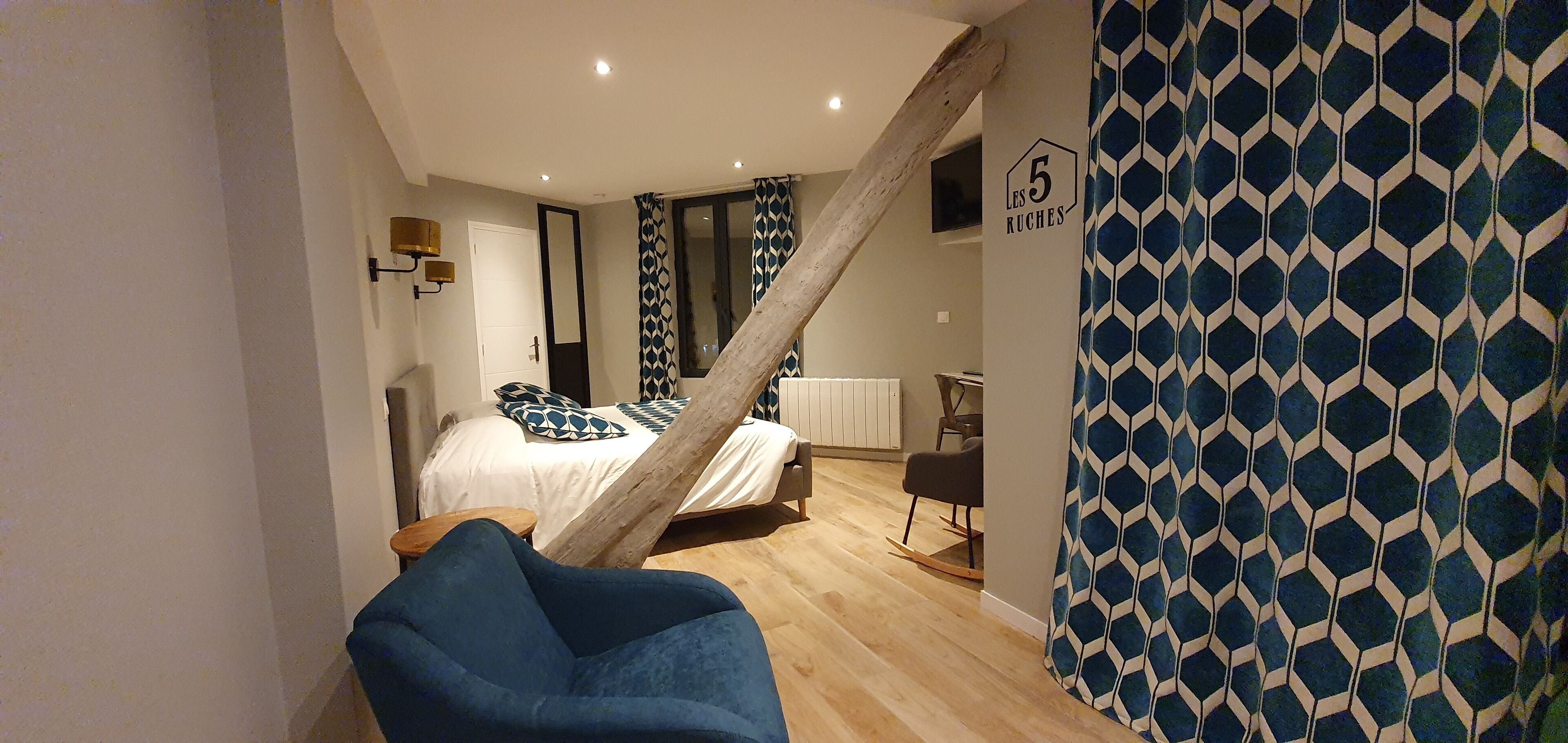 chambre double deluxe, 1 grand lit, vue cour intérieure (les 5 ruches) | individually decorated, individually furnished, desk, laptop workspace