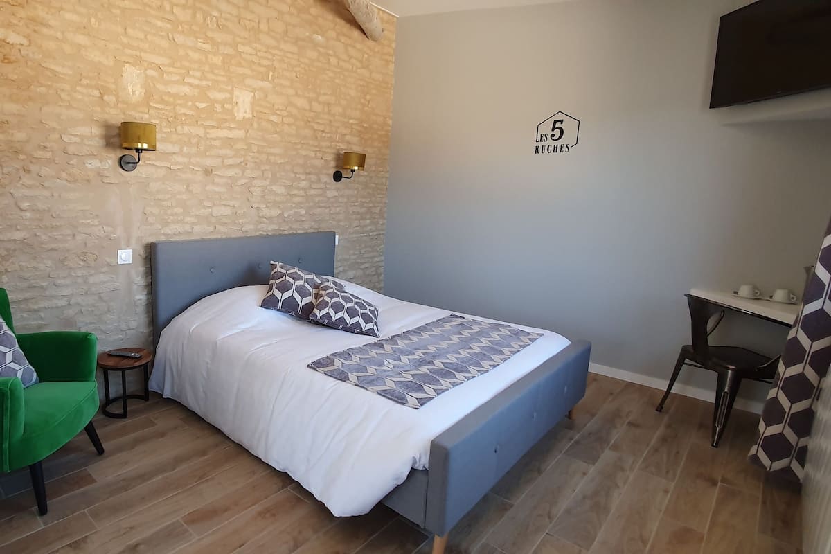 Chambre Double Deluxe, 1 grand lit, vue cour intérieure (les 5 ruches)