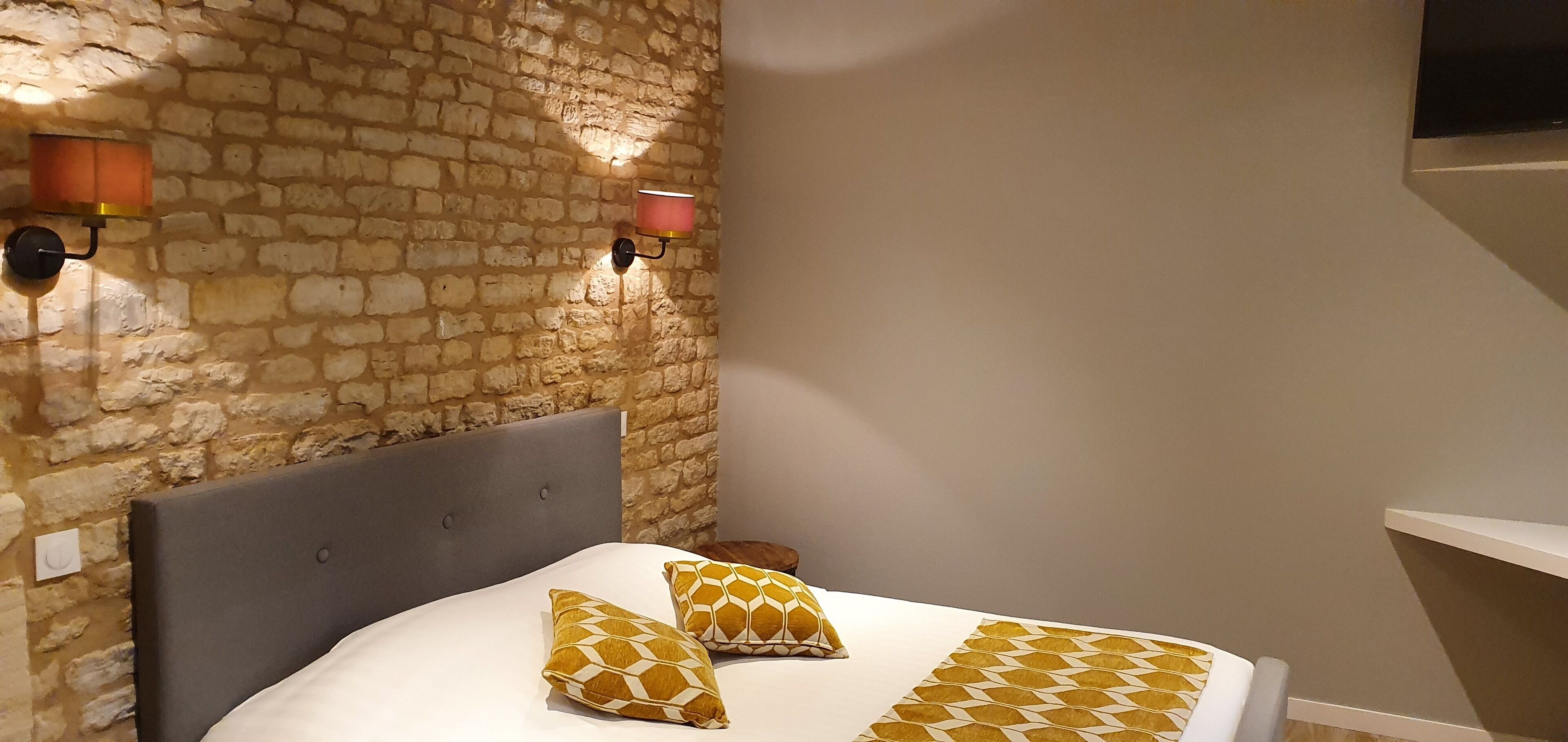 chambre double deluxe, 1 grand lit, vue cour intérieure (les 5 ruches) | individually decorated, individually furnished, desk, laptop workspace