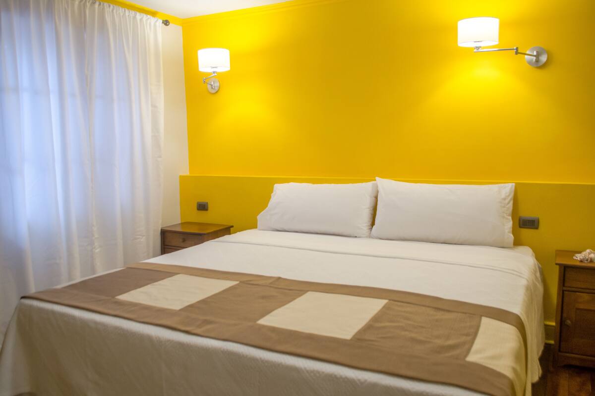 Quarto casal superior, 1 quarto, banheiro privativo | Frigobar, cofres nos quartos, quartos à prova de som