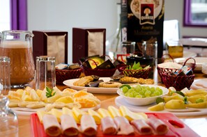 Café da manhã com buffet grátis todos os dias